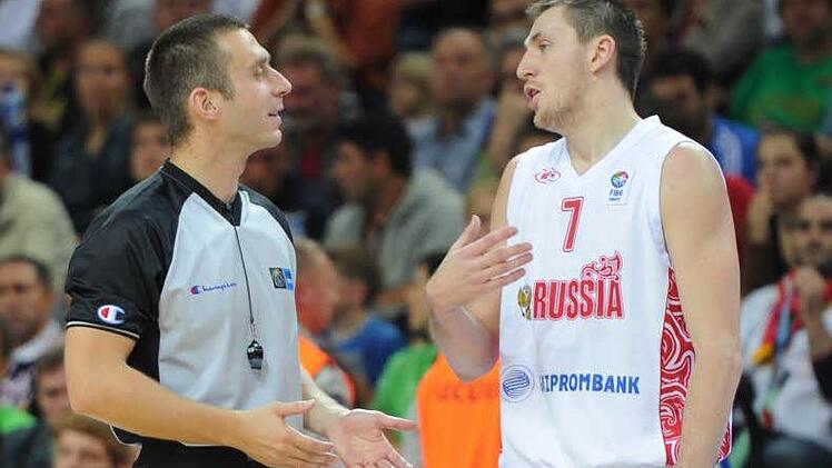Schiedsrichter Robert Lottermoser erklärt bei einer Europameisterschaft einem russischen Spieler eine Entscheidung.  Foto: dbb
