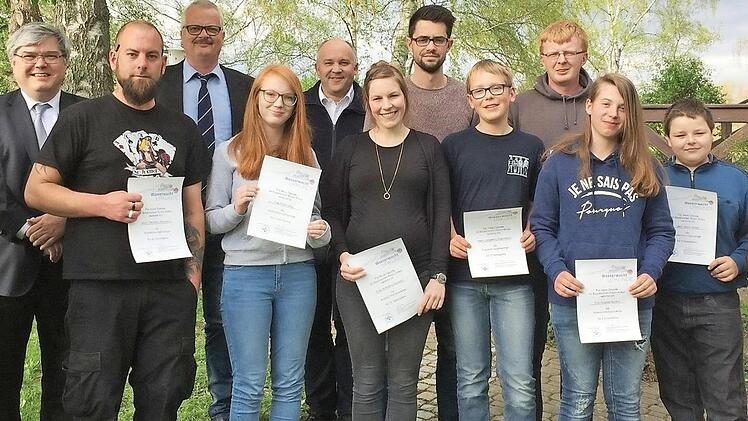 Die Geehrten von links: Clemens Neumann, Kreisgesch&auml;ftsf&uuml;hrer Thomas Petrak, Christian Neumann, Zweiter B&uuml;rgermeister Hauke Petersen, Paula Zillig, Vorsitzender der Kreiswasserwacht Oliver Naumann, Katharina Eckstein, Marco Eckstein, Johannes Ackermann, Michael Prommer, Sophia Neukel, Sven W&ouml;lfel und Vorsitzender Florian Gehringer Foto: privat