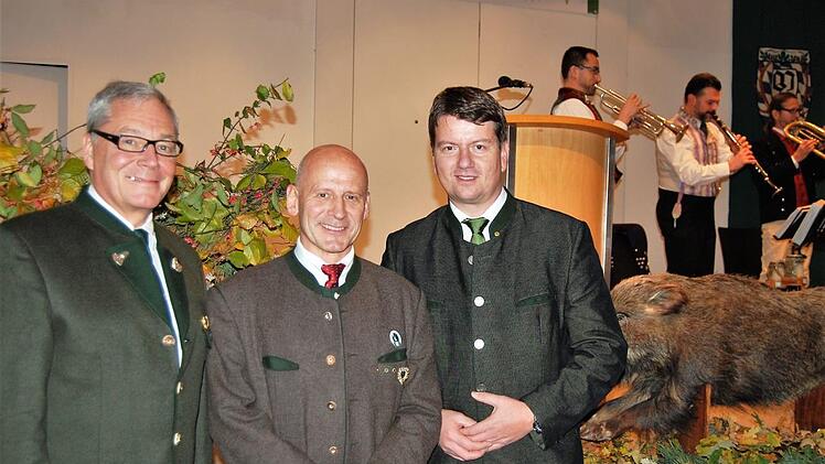 Die Festredner des Jubiläumsabends: Enno Piening, Vizepräsident des Bayerischen Jagdverbandes, Helmut Fischer, Vorsitzender des Jägervereins Bad Kissingen, sowie Schirmherr und Landtagsabgeordneter Sandro Kirchner (CSU). Sigismund von Dobschütz
