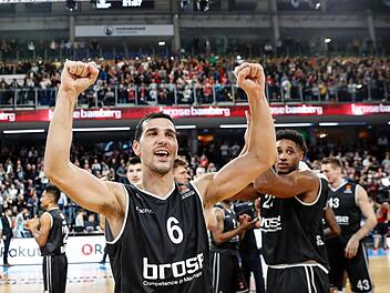 Ausgelassen feiern Nikos Zisis (oben), Ricky Hickman (unten links), Dorell Wright (unten rechts) sowie Ali Nikolic und Bryce Taylor den Erfolg. Fotos: Daniel Löb