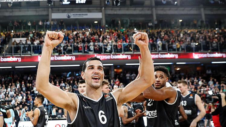 Ausgelassen feiern Nikos Zisis (oben), Ricky Hickman (unten links), Dorell Wright (unten rechts) sowie Ali Nikolic und Bryce Taylor den Erfolg. Fotos: Daniel Löb