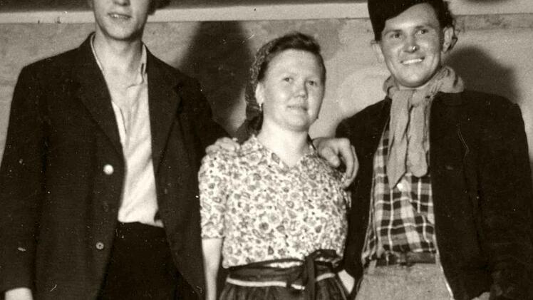 Einheimische und Neubürger gemeinsam auf der Theaterbühne: Reinhold Kaiser, Hedwig Schor, Franz Egerer