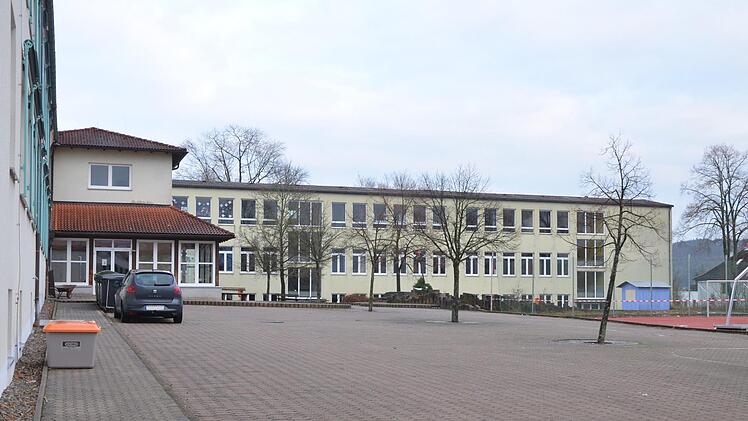 Die Sanierung der Mittelschule, die in diesem Jahr beginnt, wird das größte Investitionsprojekt der Stadt Rödental für 2018. Foto: Rainer Lutz