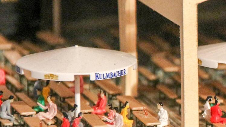 Das Festzelt ist schon gut gefüllt. Jede Bierbank, jeder Tisch musste aus drei Einzelteilen zusammengesetzt werden. Foto: Simone Bastian