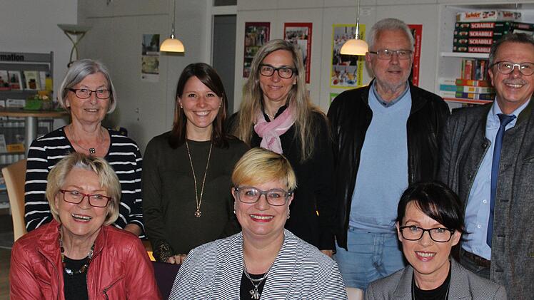 Der Vorstand des Generationen-Netz Bad Kissingen (vorne, von links):  Roswitha Waldner, Karen Pohle, Barbara Waldner und (hinten, von links) Christine Müller, Maren Grom, Barbara Jäger, Armin Weidenthaler und stellvertretender Landrat Emil Müller. Werner Vogel