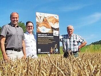 Landwirt Hans Neuner baut den Weizen an, den Maximilian Ley zu Brot verarbeitet. Bürgermeister Johannes Krapp freut sich über die gute Zusammenarbeit.  Foto: pr