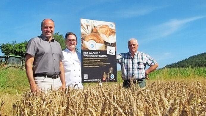 Landwirt Hans Neuner baut den Weizen an, den Maximilian Ley zu Brot verarbeitet. Bürgermeister Johannes Krapp freut sich über die gute Zusammenarbeit.  Foto: pr