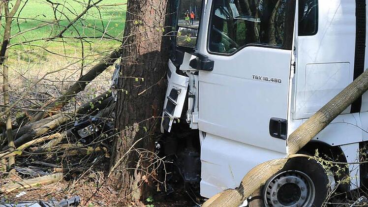 Nach einem Unfall auf einem Parkplatz in Unterfranken ist der Fahrer eines Lkw verstorben. Symbolbild: Merzbach/News5