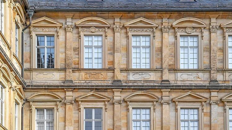 Die tatsächlich dreidimensionale Gestaltung der Hauptfront der Neuen Residenzzum Domplatz hin ...