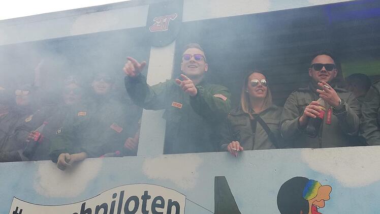 Turbulentes Faschingstreiben im Altort Ebenhausen. Foto: Sigismund von Dobschütz