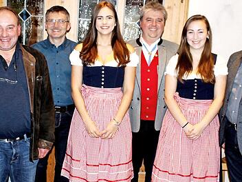 Nach den Ehrungen, von links, Vorsitzender Sebastian Kremer, Dirigent Thomas Besand, Zweiter Vorsitzender Stefan Gahn, Antonia Kremer wurde für zehn Jahre aktives Musizieren und Vereinsmitgliedschaft geehrt, Gotthard Müller für 40 Jahre und Anja Kraus für zehn Jahre, rechts Kreisvorsitzender Horst Sünkel Foto: Roland Dietz