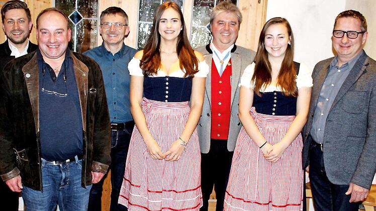 Nach den Ehrungen, von links, Vorsitzender Sebastian Kremer, Dirigent Thomas Besand, Zweiter Vorsitzender Stefan Gahn, Antonia Kremer wurde für zehn Jahre aktives Musizieren und Vereinsmitgliedschaft geehrt, Gotthard Müller für 40 Jahre und Anja Kraus für zehn Jahre, rechts Kreisvorsitzender Horst Sünkel Foto: Roland Dietz