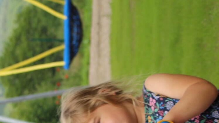 Im Volkerser Kindergarten sind die Bauarbeiten am Spielplatz ganz frisch abgeschlossen. Zweieinhalb Jahre mussten die Kinder ohne Spielgeräte auskommen.  Foto: Julia Raab