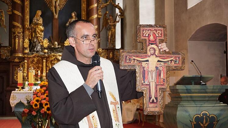 Der Provinzialvikar der Franziskaner Pater Markus Fuhrmann war zur  Amtsübergabe zum Kreuzberg gekommen und predigte über das Leben des  Heiligen Franziskus, das Kreuz von San Damiano und den "herunter  gekommenen" Gott, der in den durchkreuzten Plänen des Lebens zu finden sei. Foto: Marion Eckert