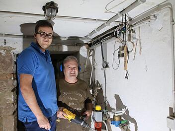 Edgar Hartmann   (rechts) und sein Sohn Kai sanieren in Machtilshausen ein altes Haus im Ortskern.   Die Entsorgung der Bauabfälle ist für sie ein lleidiges Thema.