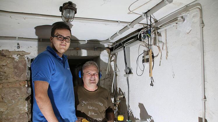 Edgar Hartmann   (rechts) und sein Sohn Kai sanieren in Machtilshausen ein altes Haus im Ortskern.   Die Entsorgung der Bauabfälle ist für sie ein lleidiges Thema.