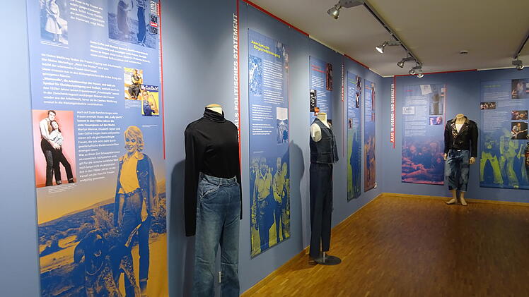 Hier kannst du anhand vieler interessanter Ausstellungsstücke die Geschichte der blauen Hosen in Deutschland, ihre soziokulturelle Bedeutung und jüngere Trends kennenlernen.