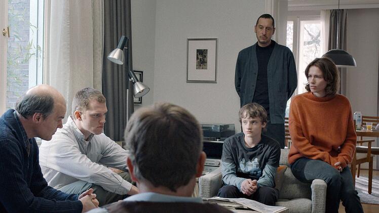 Die Polizisten "Vera" (Yorck Dippe, links) und "Nickel" (Enno Trebs, zweiter von links) betreuen Reemtsmas Sohn Johann (Claude Heinrich, zweiter von rechts) und Ehefrau Ann Kathrin (Adina Vetter). Auch Anwalt Schwenn (Justus von Dohnányi, vorne) und der Psychologe Christian Schneider (Hans Löw), beides Familienfreunde, sind anwesend.