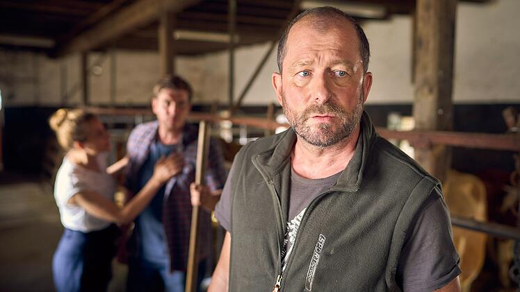 Pauls Vater Arthur (Martin Lindow, rechts) hat finanzielle Probleme. Der Hof kommt gerade so &uuml;ber die Runden, aber wie lange noch?