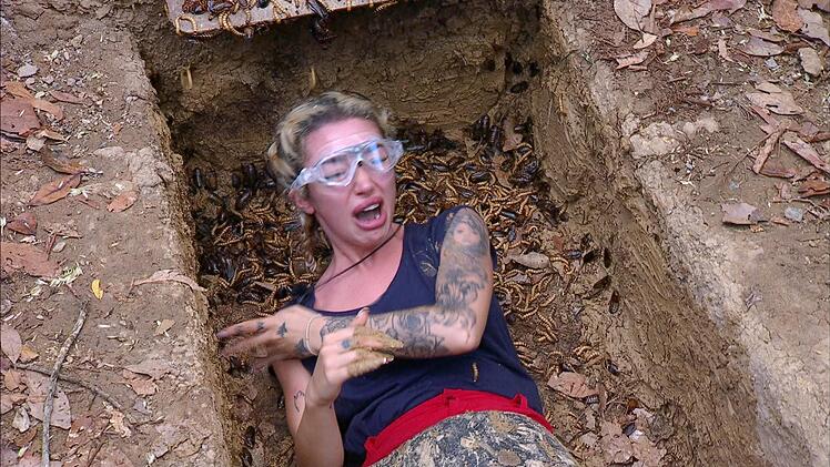 F&uuml;r Ariel ist die Dschungelpr&uuml;fung nicht auszuhalten: Sie bricht nach kurzer Zeit ab.