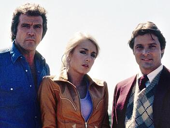 Die Rolle des Colt Seavers in "Ein Colt f&uuml;r alle F&auml;lle" machte Lee Majors (links) zum weltweiten TV-Helden. Wir zeigen, was er und die Darsteller von Howie, Jody und Terri heute machen ...