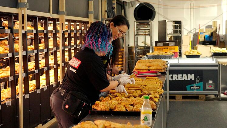 Ein eigener Supermarkt versorgt die "B&uuml;rgerinnen und B&uuml;rger" des Parookaville w&auml;hrend des Festivals.