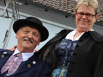 Konrad und Gerda Heimann erhalten für ihr ehrenamtliches Engagement die Ehrennadel des bayerischen Ministerpräsidenten.  Foto: Martin Kreklau