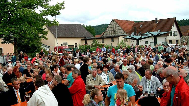 Sehr viele Bürgerinnen und Bürger erwarteten mit Spannung die Enthüllung des Sander "Raaser"-Denkmals.