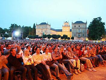 Auch wenn die Ehrenburg zurzeit leider eingerüstet ist: Das Ambiente auf dem Schlossplatz wird bei den Open-Airs wieder fantastisch sein. Foto: Archiv/Albert Höchstädter