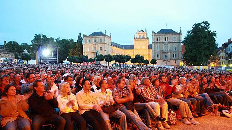 Auch wenn die Ehrenburg zurzeit leider eingerüstet ist: Das Ambiente auf dem Schlossplatz wird bei den Open-Airs wieder fantastisch sein. Foto: Archiv/Albert Höchstädter