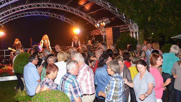 Generationenübergreifend ist das Publikum, das die "Jets" beim Salinenfest begeisterten. Fotos: Peter Rauch