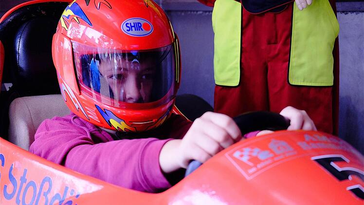 Wie im richtigen Formel-Rennwagen geht es beim AMSC im Fahrsimulator auf große Strecken.  Foto: Gerd Schaar