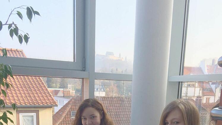 So macht Lernen Spaß: Zusammen mit der Freundin, mit Blick zur Veste, das Heft auf den Knien.