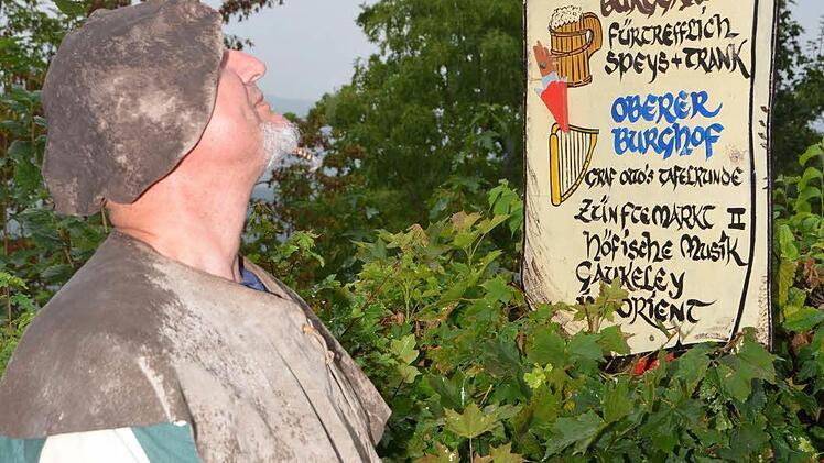 Skeptischer Blick in den Himmel. Foto: Peter Rauch