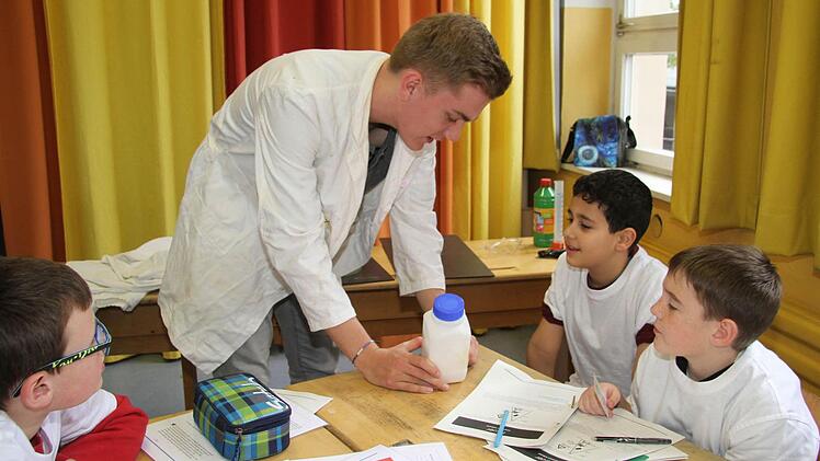 Alexander Wulf war für die Theorie zuständig. An verschiedenen Stationen beschäftigten sich die Grundschüler der Pestalozzischule mit Feuer und Wasser.