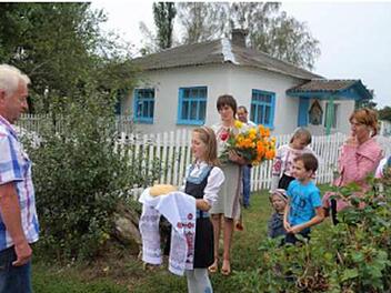 Empfang nach altem Brauch mit Brot für die Gäste aus Deutschland. Foto: Tschernobyl-Kinderhilfe