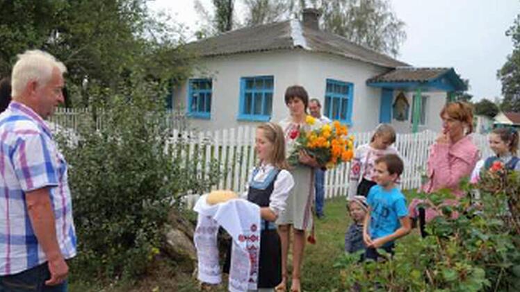 Empfang nach altem Brauch mit Brot für die Gäste aus Deutschland. Foto: Tschernobyl-Kinderhilfe