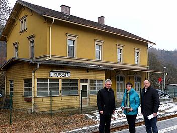 Bürgermeister Werner Diersch, Awo-Kreisvorsitzende Inge Aures und Awo-Geschäftsführer Peter Konrad vor dem früheren Bahnhofsgebäude in Trebgast. Foto: Dieter Hübner