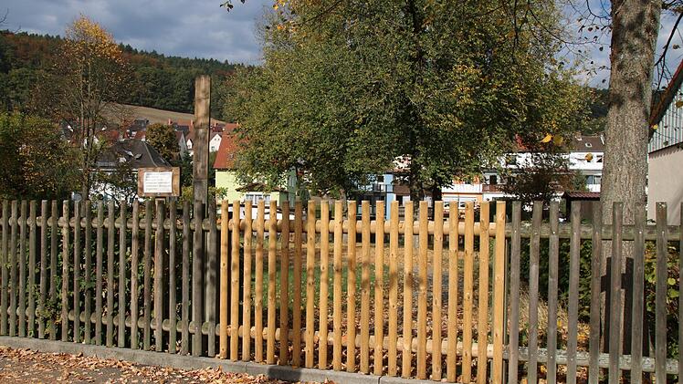 Der Durchgang ist dichtgemacht: Der Weg, der die Hugo-Hesse-Straße mit der Blaicher Straße verbindet, ist nicht mehr begehbar.Foto: Katrin Geyer