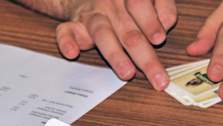 Schafkopf statt Schießen: zum traditionellen Turnier der königlich -privilegierten Schützengesellschaft Münnerstadt kamen 60 Frauen und Männer ins  Schützenhaus und spielten vier Stunden lang.  Dieter Britz