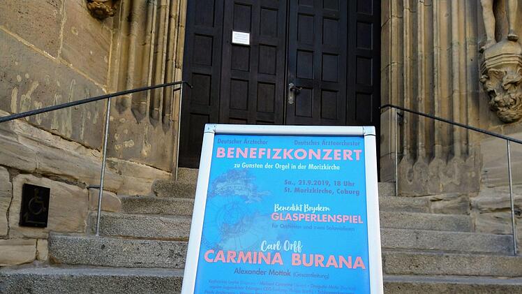 Der Deutsche Ärztechor und das Deutsche Ärzteorchester proben unter der musikalischen Leitung von Alexander Mottok für ihr Benefizkonzert, das am Samstag in derMorizkirche stattfindet.Foto: Jochen Berger