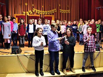 Im Finale erfreuten die Buben und Mädchen der 3b und 4b mit "Zünd ein Licht an!".Gerd Fleischmann