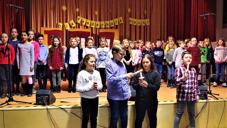 Im Finale erfreuten die Buben und Mädchen der 3b und 4b mit "Zünd ein Licht an!".Gerd Fleischmann