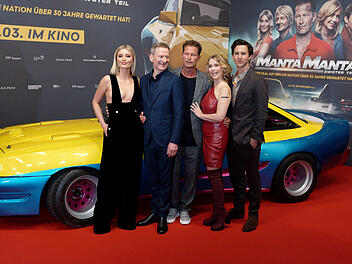 Zum Film "Manta Manta - Zwoter Teil" hat sich der Autobauer Opel geäußert - und den Fans eine klare Ansage gemacht. Die Schauspieler des Films (von links): Luna Schweiger, Michael Kessler, Til Schweiger, Tina Ruland und Tim Oliver Schultz.