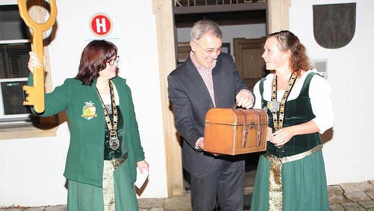 Bürgermeister Krämer händigt Schlüssel und Kasse symbolisch an die Heiligenstadter Narren aus.