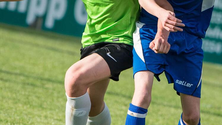 Ingo Greißinger von der JFG Oberland (links) gegen den Motschenbacher Kapitän Alexander Haas.