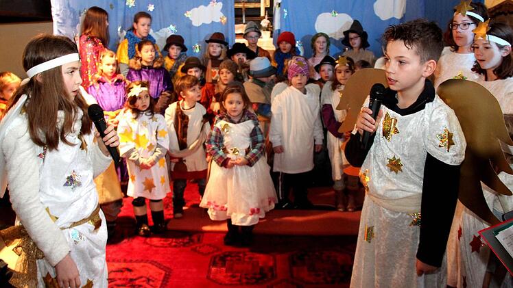 Engel Angela (links) wird vom Oberengel (rechts) gerügt. Fotos: Johanna Blum