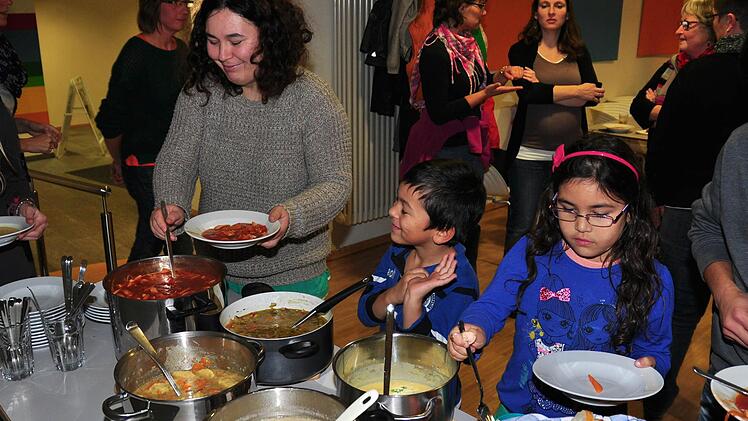 Die Gäste des "interkulinarischen Feierabends", einem Projekt der evangelischen Freikirche "Vineyard Haßberge" im Mehrgenerationenhaus in Haßfurt, ließen sich die angebotenen Eintöpfe schmecken. Im Bild Corina Baishya mit zwei ihrer drei Kinder.