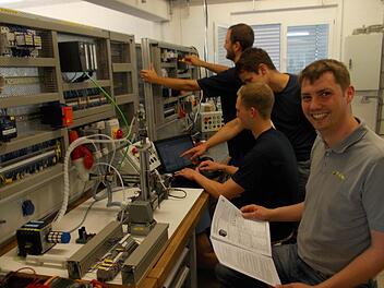 Martin Kaiser (vorne) ist Ausbildungsmeister Elektronik an der TBB, der Technischen Berufsbildung Bayreuth. Foto: privat