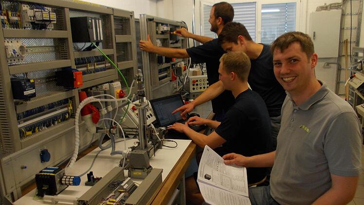 Martin Kaiser (vorne) ist Ausbildungsmeister Elektronik an der TBB, der Technischen Berufsbildung Bayreuth. Foto: privat